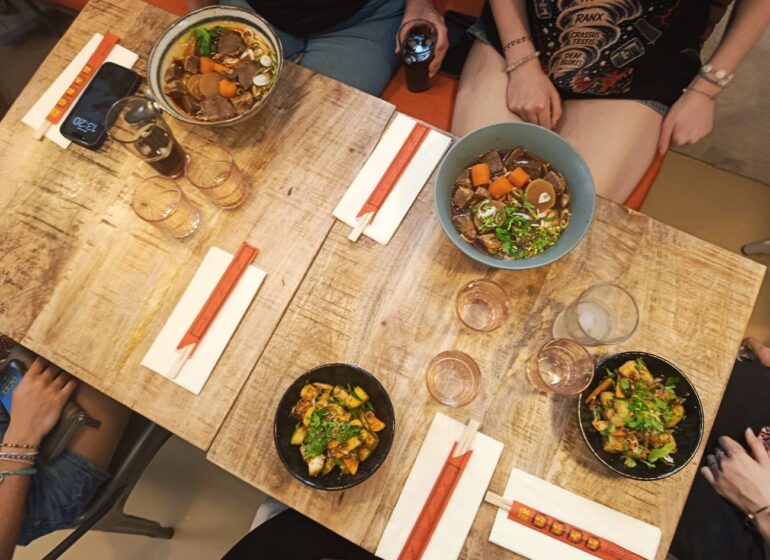 Super Dragon est une cantine chinoise à Aix-en-Provence qui propose une cuisine maison généreuse, typique, pleine de caractère et de saveurs (tablée)