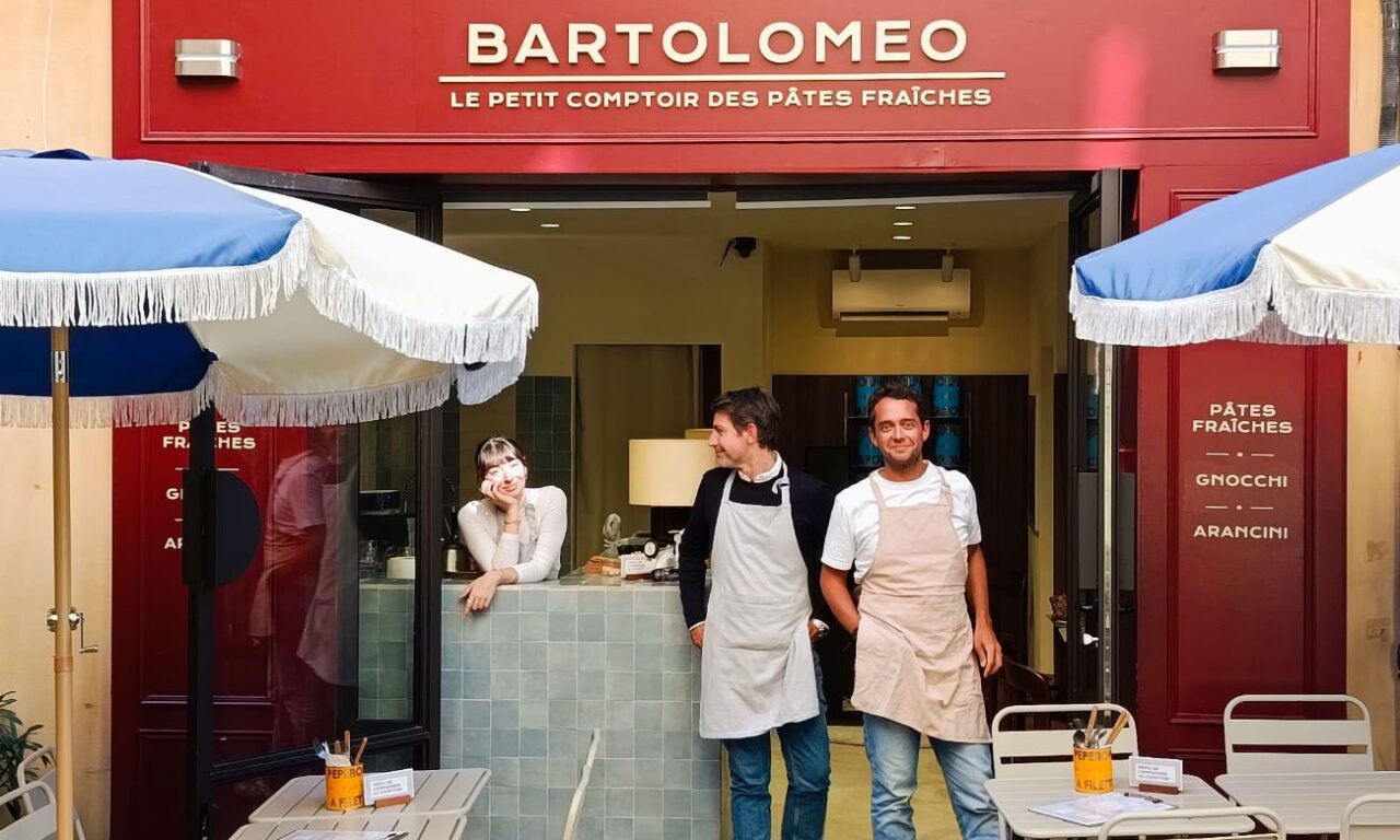 À Aix-en-Provence, Bartolomeo propose des pâtes fraîches artisanales à emporter au comptoir ou à déguster sur place, dans un décor soigné et accueillant (équipe extérieur)