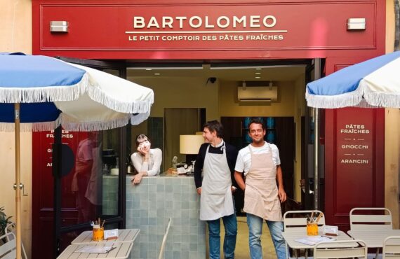 À Aix-en-Provence, Bartolomeo propose des pâtes fraîches artisanales à emporter au comptoir ou à déguster sur place, dans un décor soigné et accueillant (équipe extérieur)