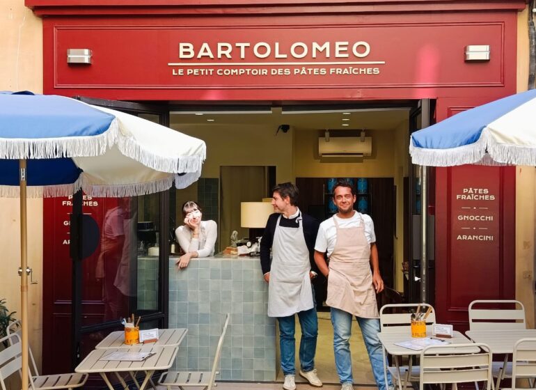 À Aix-en-Provence, Bartolomeo propose des pâtes fraîches artisanales à emporter au comptoir ou à déguster sur place, dans un décor soigné et accueillant (équipe extérieur)