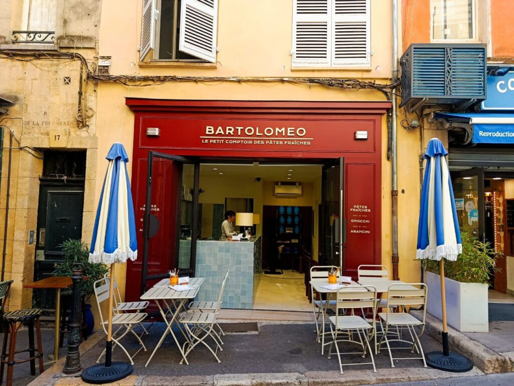 À Aix-en-Provence, Bartolomeo propose des pâtes fraîches artisanales à emporter au comptoir ou à déguster sur place, dans un décor soigné et accueillant (entrée)