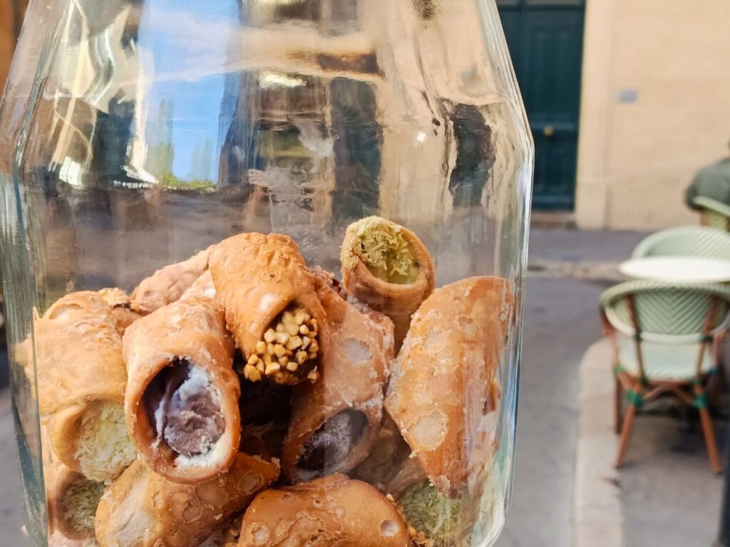 À Aix-en-Provence, Bartolomeo propose des pâtes fraîches artisanales à emporter au comptoir ou à déguster sur place, dans un décor soigné et accueillant (cannoli)