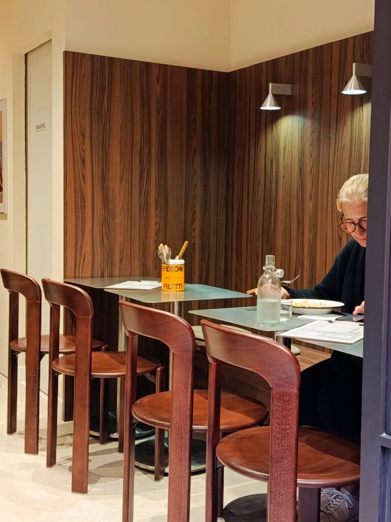 À Aix-en-Provence, Bartolomeo propose des pâtes fraîches artisanales à emporter au comptoir ou à déguster sur place, dans un décor soigné et accueillant (cliente)