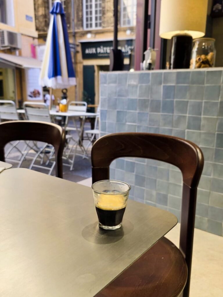 À Aix-en-Provence, Bartolomeo propose des pâtes fraîches artisanales à emporter au comptoir ou à déguster sur place, dans un décor soigné et accueillant (café)