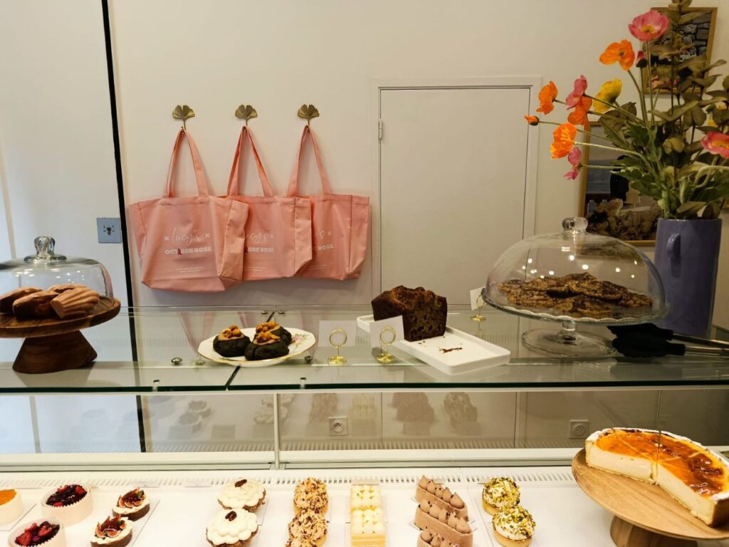 Au cœur d’Aix-en-Provence, la pâtisserie fine Lucy’s régale les becs sucrés avec ses créations artisanales aussi gourmandes que sophistiquées (vitrine 2)