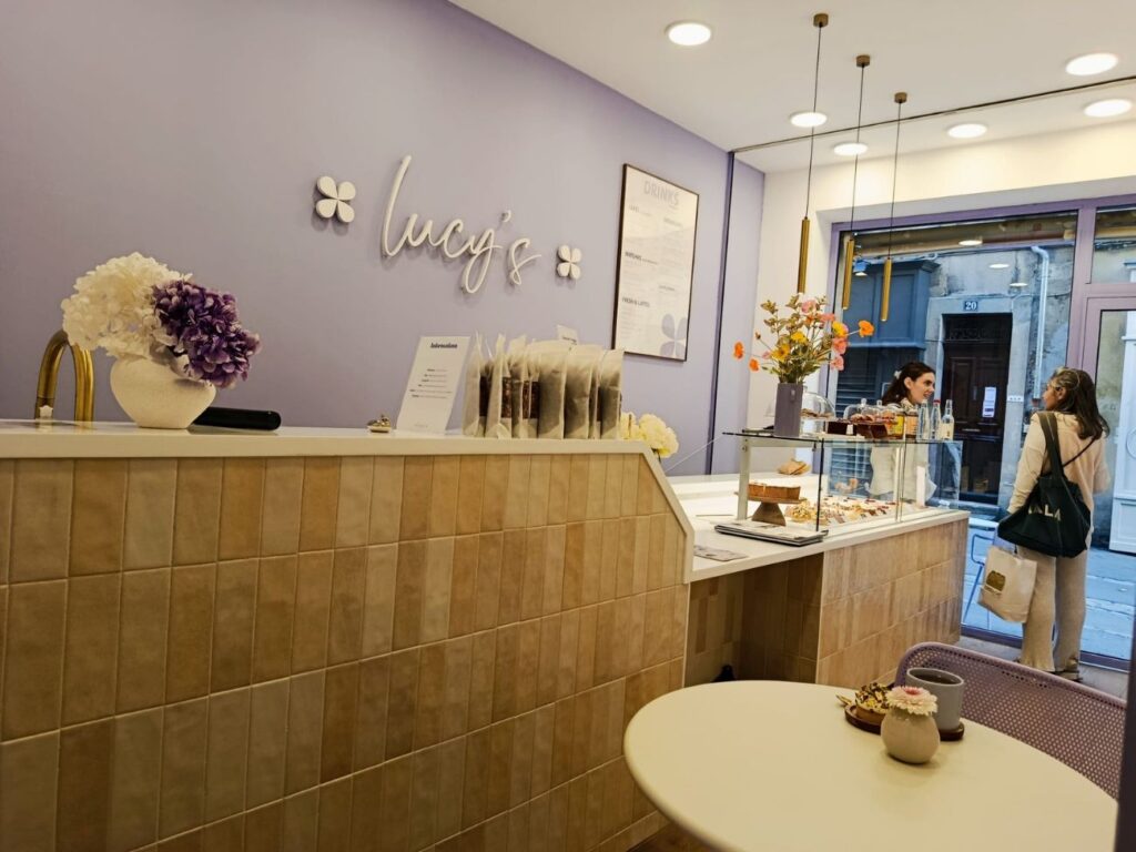 Au cœur d’Aix-en-Provence, la pâtisserie fine Lucy’s régale les becs sucrés avec ses créations artisanales aussi gourmandes que sophistiquées (intérieur)