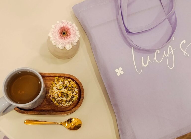 Au cœur d’Aix-en-Provence, la pâtisserie fine Lucy’s régale les becs sucrés avec ses créations artisanales aussi gourmandes que sophistiquées (goûter)