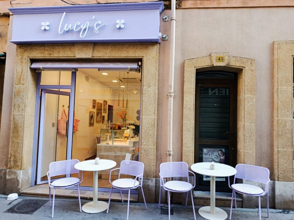 Au cœur d’Aix-en-Provence, la pâtisserie fine Lucy’s régale les becs sucrés avec ses créations artisanales aussi gourmandes que sophistiquées (devanture)