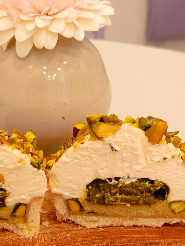 Au cœur d’Aix-en-Provence, la pâtisserie fine Lucy’s régale les becs sucrés avec ses créations artisanales aussi gourmandes que sophistiquées (tarte pistache)