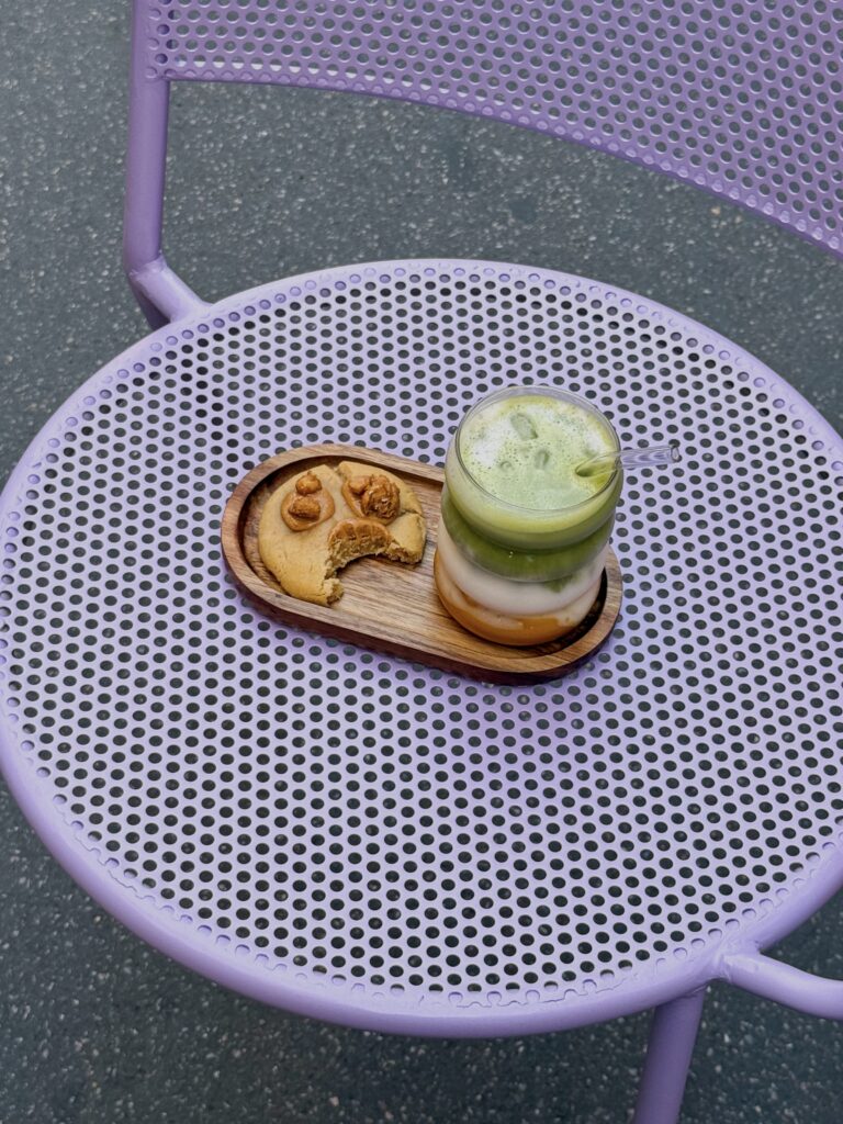 Au cœur d’Aix-en-Provence, la pâtisserie fine Lucy’s régale les becs sucrés avec ses créations artisanales aussi gourmandes que sophistiquées (matcha)