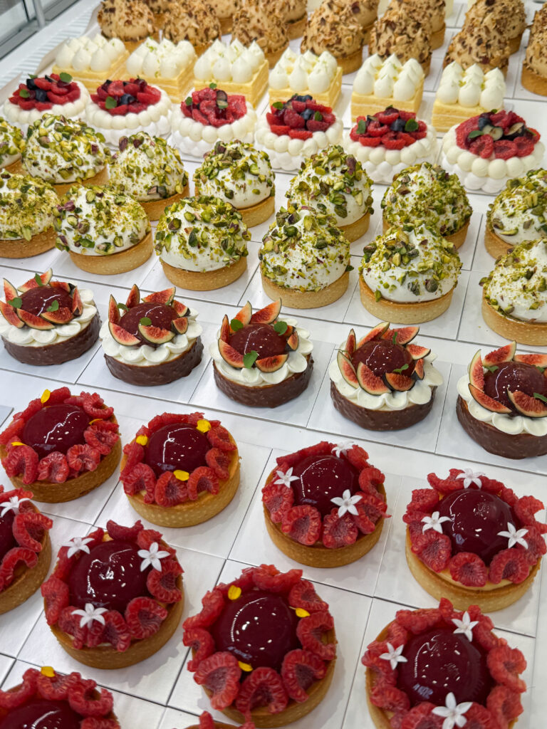 Au cœur d’Aix-en-Provence, la pâtisserie fine Lucy’s régale les becs sucrés avec ses créations artisanales aussi gourmandes que sophistiquées (vitrine)